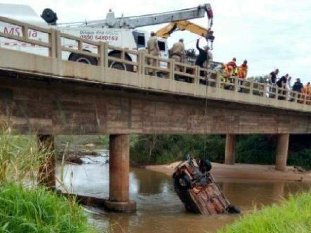 Veículo capota cai de ponte e quatro pessoas morrem na BR 163