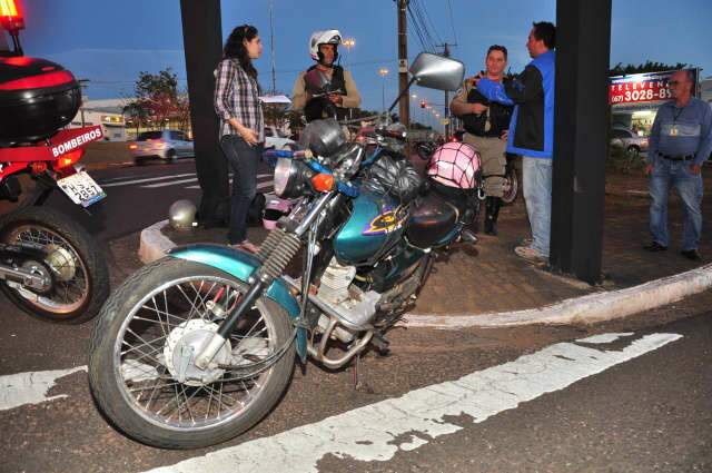  Condutor fura sinal vermelho e causa acidente entre duas motos