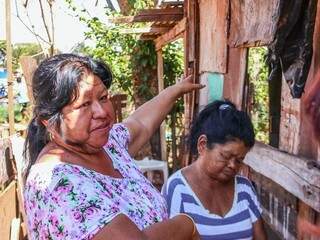 Maria e a mãe precisaram volta para a favela para economizar (Foto: Henrique Kawaminami)