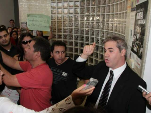  Promotor vai pedir interna&ccedil;&atilde;o de aluno que matou diretor 