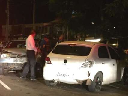 Bêbado causa acidente com cinco carros na Afonso Pena e vai preso 