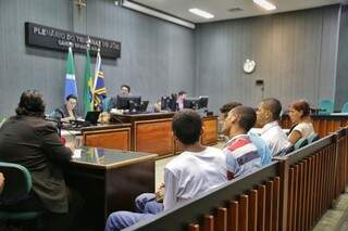 Réus durante julgamento nesta tarde no plenário do tribunal do júri (Foto: Fernando Antunes)