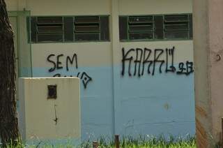 Muro de escola reformada recentemente está pichado (Foto: Alcides Neto)