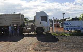 Funcionários das empresas que prestam serviço à BGOP colocaram caminhões em frente ao portão da sede (Foto: Angela Bezerra/Edição de Notícias)