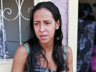 Lucimara, mulher que morava na casa incendiada e que estava com filhos e sobrinhos (Foto: Fernando Antunes) 
