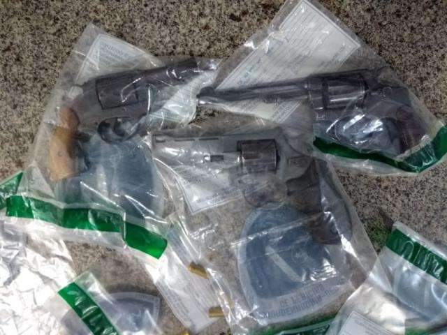 Suspeitos estavam com tr&ecirc;s armas e tentaram fugir atirando em policiais