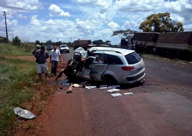 Jovem de 24 anos morre em colis&atilde;o frontal entre carro e carreta bitrem