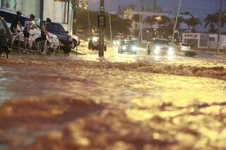 Afonso Pena foi uma das vias mais afetadas pela chuva de hoje (foto: Cleber Gellio)