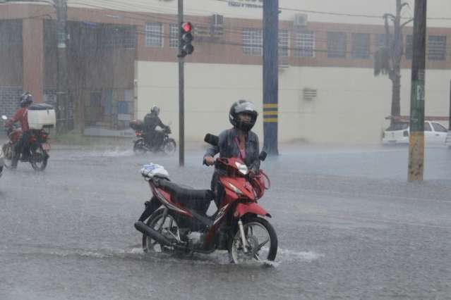 Temporal alaga ruas e deixa tr&acirc;nsito lento em Campo Grande