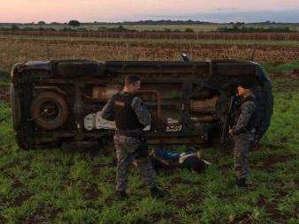 Assaltantes capotam caminhonete roubada e s&atilde;o presos na BR-060