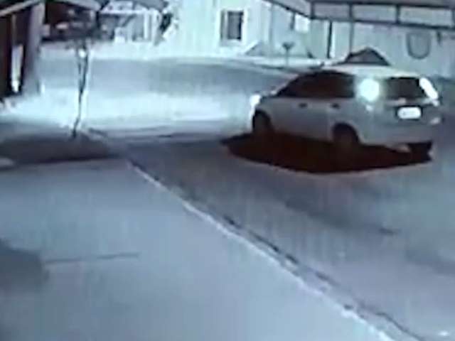 Imagem mostra carro com esfaqueado passando devagar at&eacute; atingir muro 