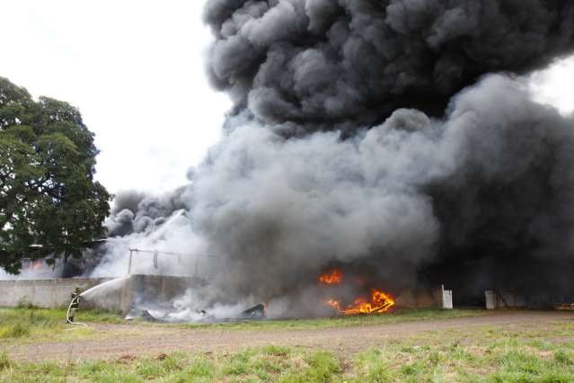 Bombeiros usaram 110 mil litros de &aacute;gua para controlar chamas em f&aacute;brica