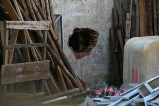 Buraco feito na parede dos fundos foi por onde homens entraram (Foto: Marcos Ermínio)