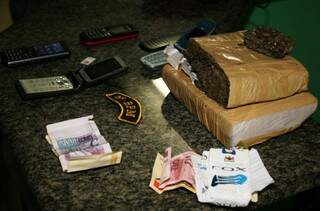 Drogas e dinheiro foram encontrados com mulheres. (Foto: Edição Notícias)