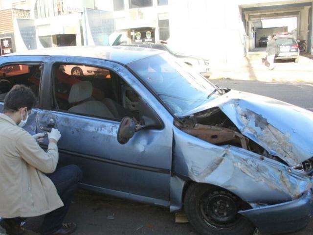 Em noite cheia de roubos, trio de ladr&otilde;es bate o carro e foge a p&eacute; 