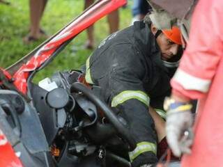 Corpo de Bombeiros precisou retirar os corpos das ferragens (Foto: Marcos Maluf)