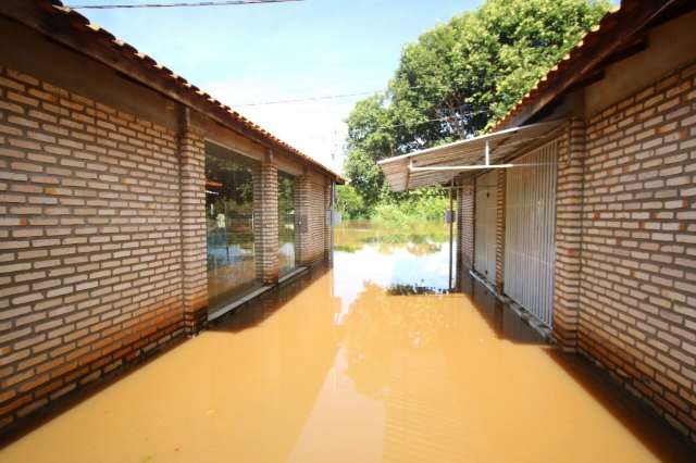 Enchente isola moradores de Anast&aacute;cio e fecha com&eacute;rcio