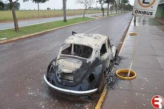 Fusca foi completamente incendiado na Avenida das Flores. (Foto: Marcos Tomé/Região News)