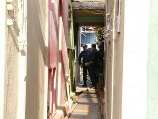 Policiais observam estragos na última casa de vilinha no Planalto (Foto: Kísie Ainoã)