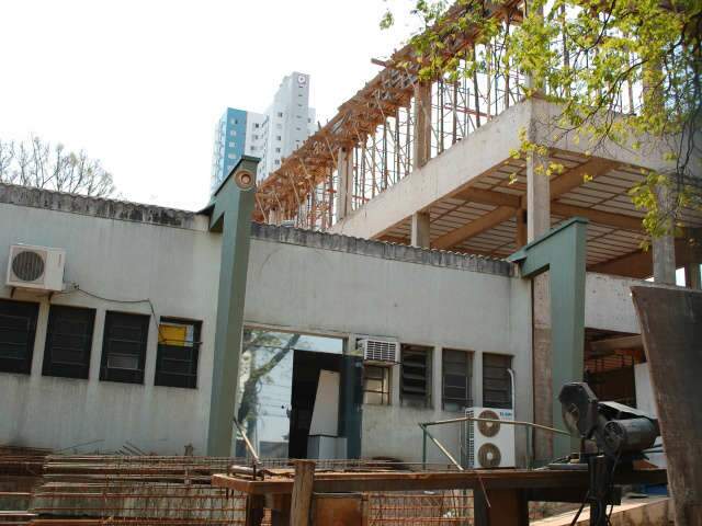  Barras de alum&iacute;nio caem e funcion&aacute;rias ficam feridas em obra