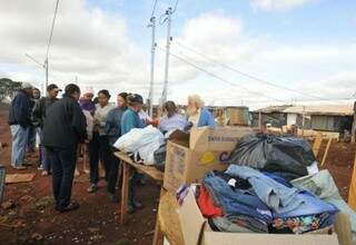 Pela manhã moradores da região foram até o local entregar roupas e alimentos (Foto: Alcides Neto)