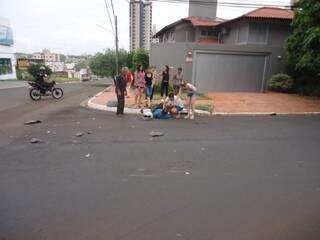 Motociclista é ajudado por moradores. (Foto: Débora Priscilla)