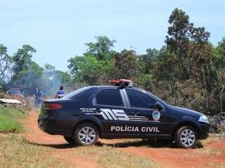 O local das covas foi isolado pela Polícia Civil (Foto: Marina Pacheco)