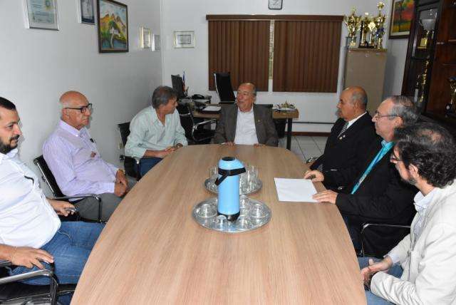 Senador promete atuar em Bras&iacute;lia para retomar conv&ecirc;nios entre Seleta e MEC