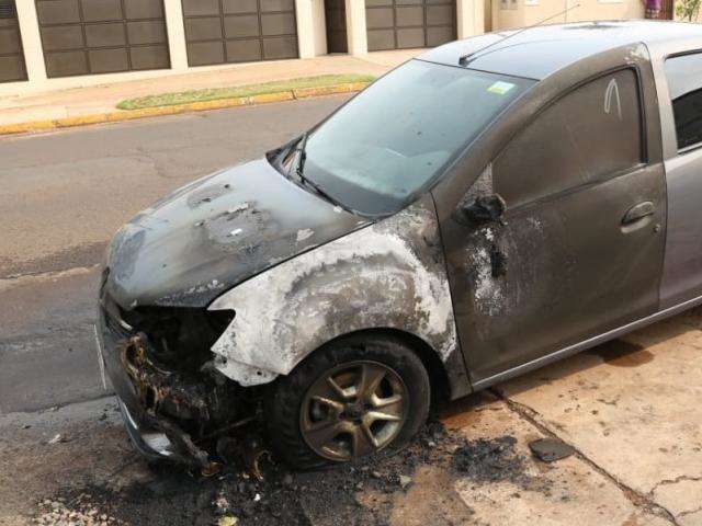Dona de casa deixa carro estacionado na rua e ve&iacute;culo &eacute; incendiado