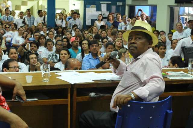 Ap&oacute;s derrotas na Justi&ccedil;a, professores mant&ecirc;m greve e fazem passeata