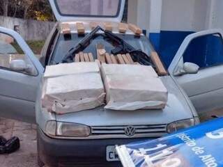 Tabletes da droga sobre o veículo apreendido. (Foto: Divulgação/Polícia Militar) 