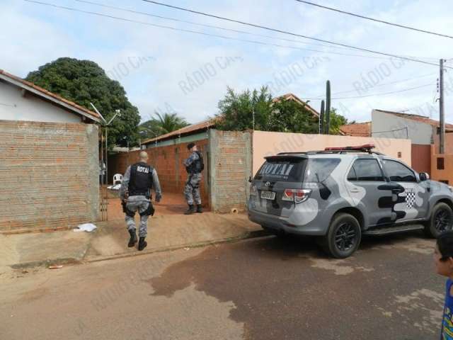 Pol&iacute;cia investiga morte de homem encontrado no quintal de casa