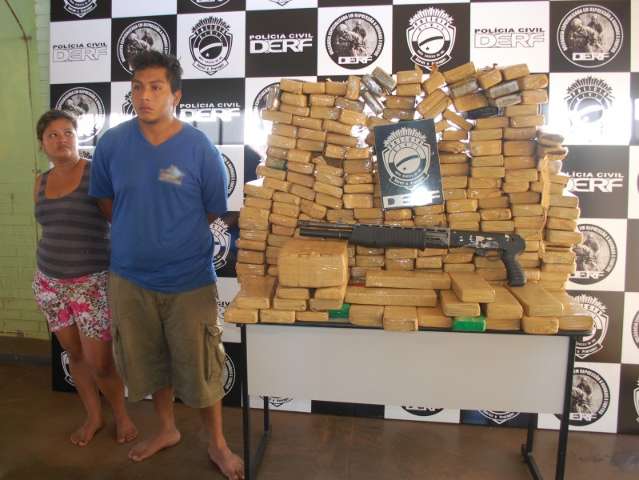 Casal &eacute; preso com 200 kg de maconha ap&oacute;s deixar rastros de outro crime