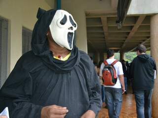 Vestido de morte, coordenador do Sista fala que o luto é pela educação que está morrendo. (Foto: Simão Nogueira)