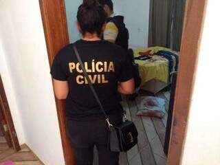 Policiais no local do crime. (Foto: Dourados News) 
