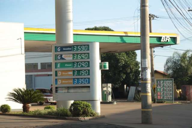 Na virada do m&ecirc;s, gasolina tem queda de 2 centavos nos postos em MS