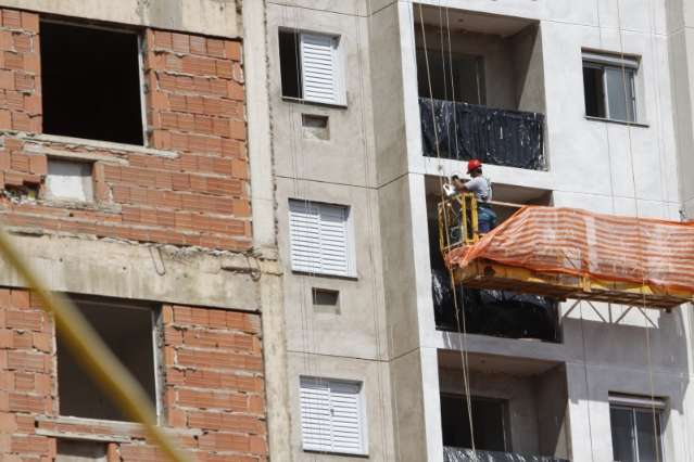 Ganhando mais, parte dos trabalhadores n&atilde;o adere &agrave; greve da constru&ccedil;&atilde;o civil