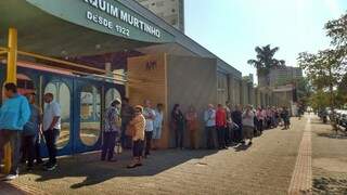 Votação começou com fila no Joaquim Murtinho. (Foto: Chloé Pinheiro)