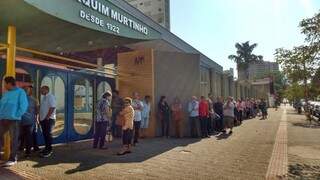 Eleitores chegam cedo e enfrentam fila em escolas para garantir voto 