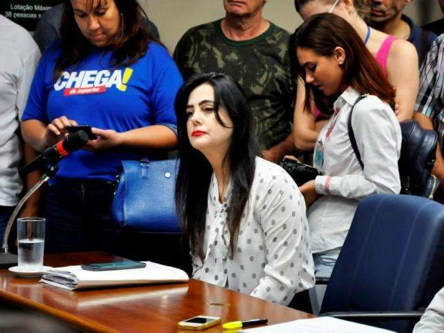 Deputada consegue apoio e evita arquivamento de projeto pol&ecirc;mico