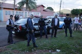 Polícia no local onde assaltante foi baleado pela PM. (Foto: Cleber Gellio)