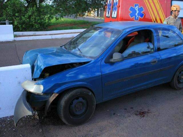 Rapaz se atrapalha com sol e bate carro em mureta na Ernesto Geisel 