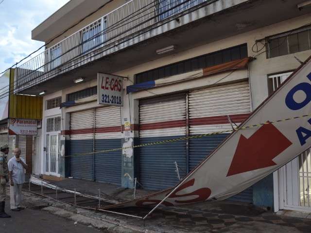 Letreiro de loja cai, impede abertura de port&atilde;o e bloqueia cal&ccedil;ada