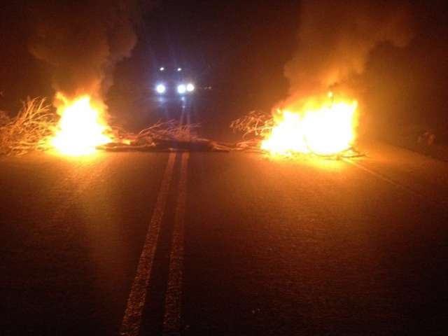 Bloqueio na BR-163 tem cerca de 60 &iacute;ndios e congestionamento de 2 km