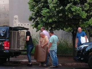 João Fava Neto (segurando colchonete) e Messias (de azul) no dia em que foram levados para presídio (Foto: Adilson Domingos)