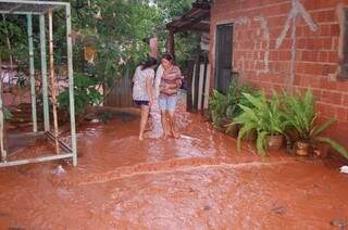 Água da chuva invadiu a casa da idosa no Jardim Novos Estados. (Foto: Paulo Francis)