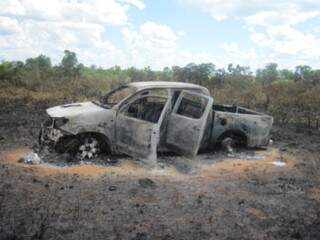 Os três estavam na carroceria da Hilux, que além de queimada, tinha marcas de tiro.(Foto: Paranhos News)
