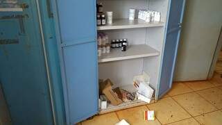 Armário de medicamentos com a porta arrombada em posto da aldeia Bororó (Foto: Adilson Domingos)
