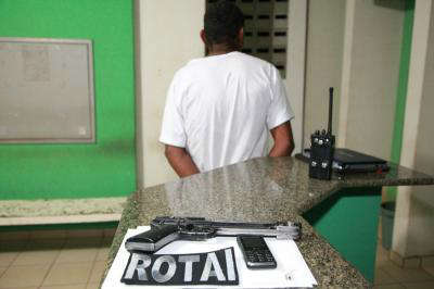  Ladr&atilde;o de 17 anos tenta assaltar hotel com arma de brinquedo