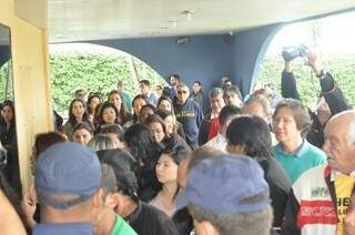 Neste momento cerca de 130 pessoas estão aguardando abertura de portões da Câmara. (Foto: Marcelo Calazans)
